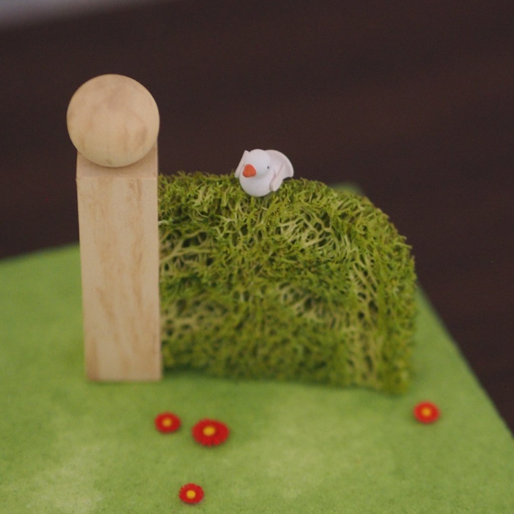 Figurine Stand - Park scene